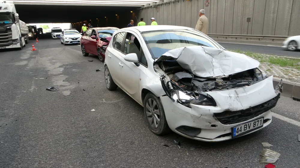 5 aracın karıştığı kazada 3 kişi yaralandı