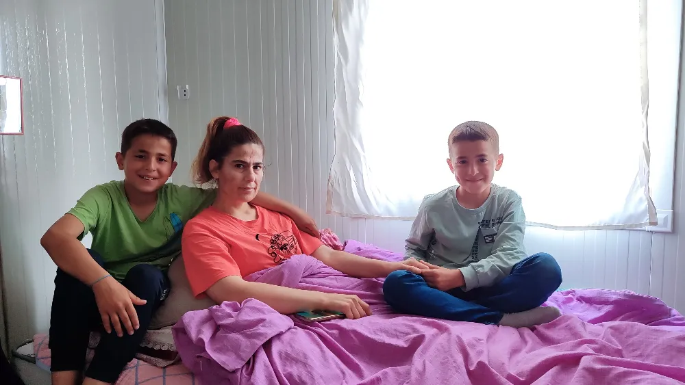 Depremde Felç Kalan Anneye İki Çocuğu Bakıyor